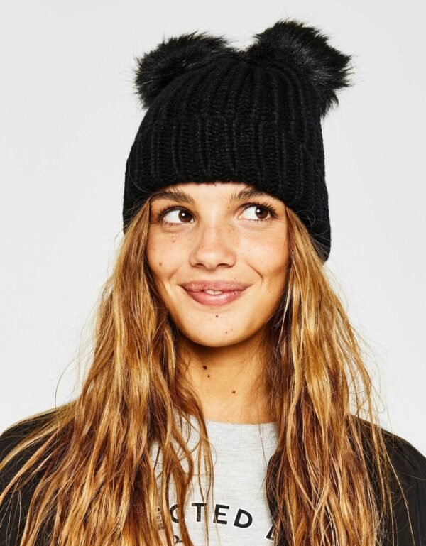 Beanie With Pompoms – Image 2